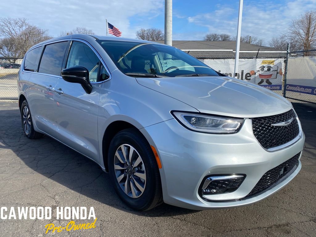 Used 2024 Chrysler Pacifica Select