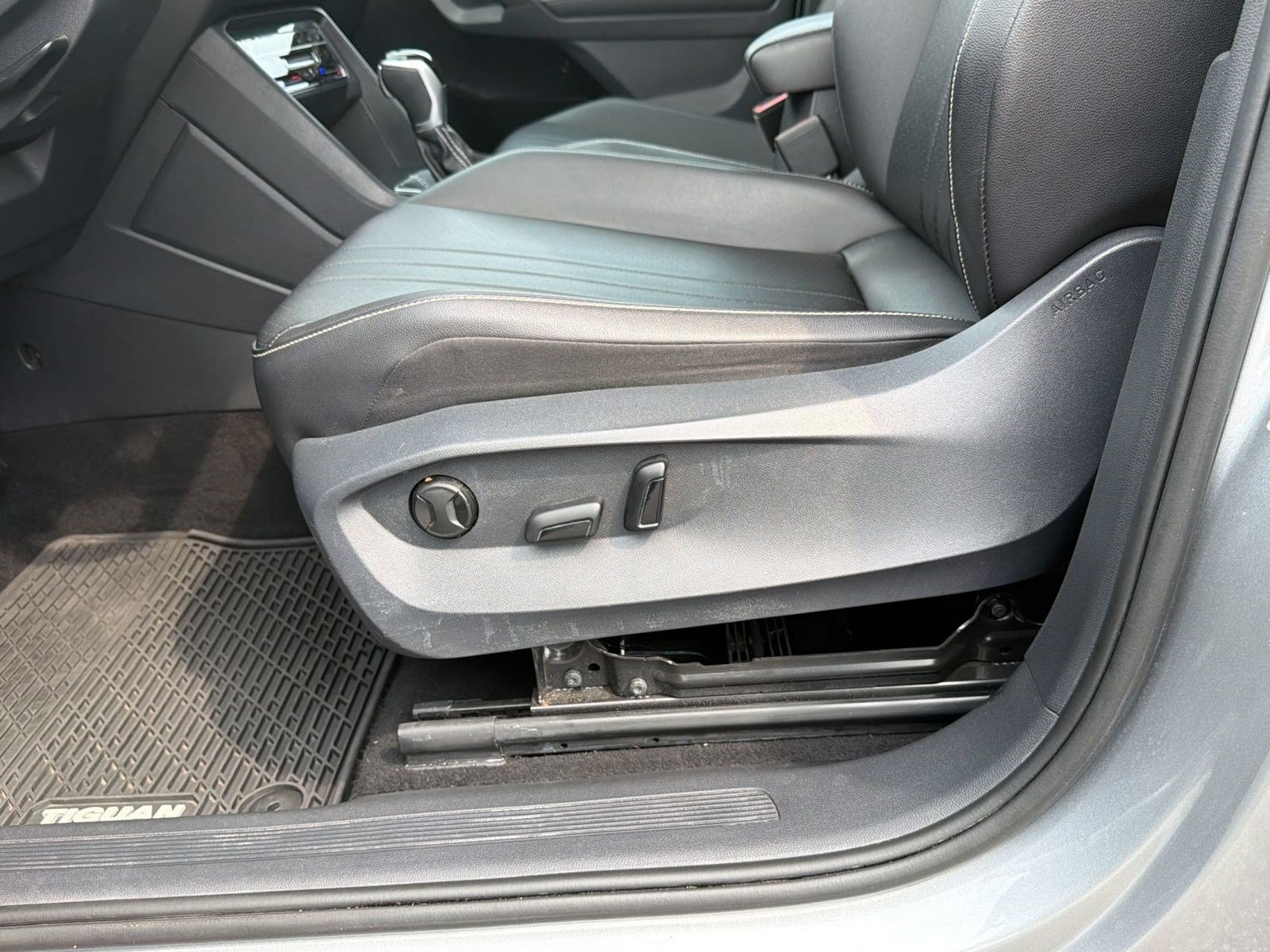Used 2022 Volkswagen Tiguan SE w/ Panoramic Sunroof Package AWD/4WD image 13