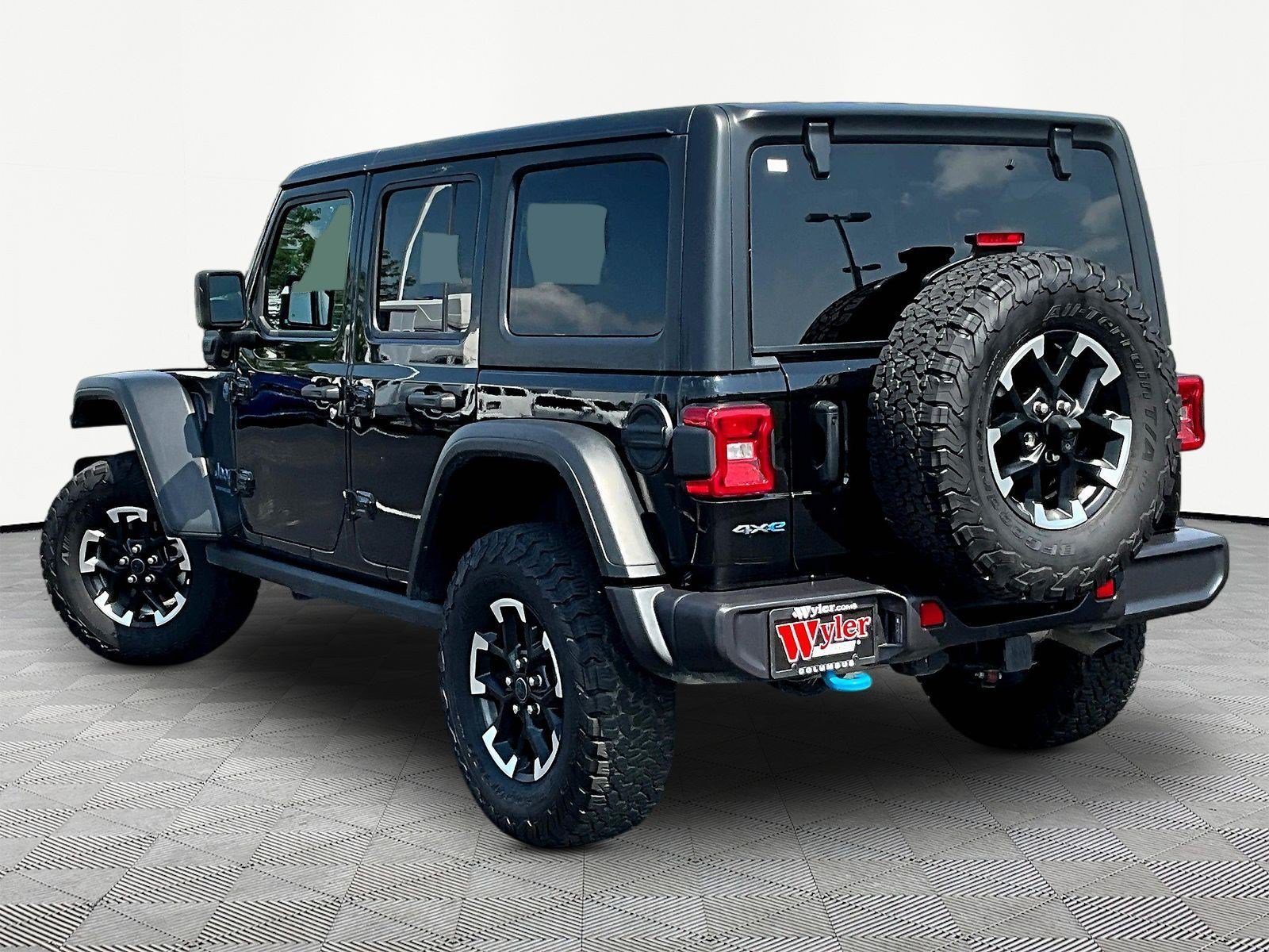 Used 2025 Jeep Wrangler Unlimited Rubicon 4xe w/ Convenience Group AWD/4WD image 4