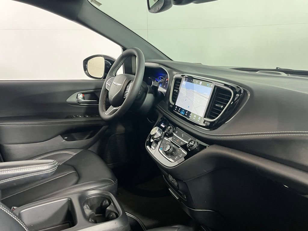 Used 2025 Chrysler Pacifica Select w/ Uconnect Theater Family Group image 33