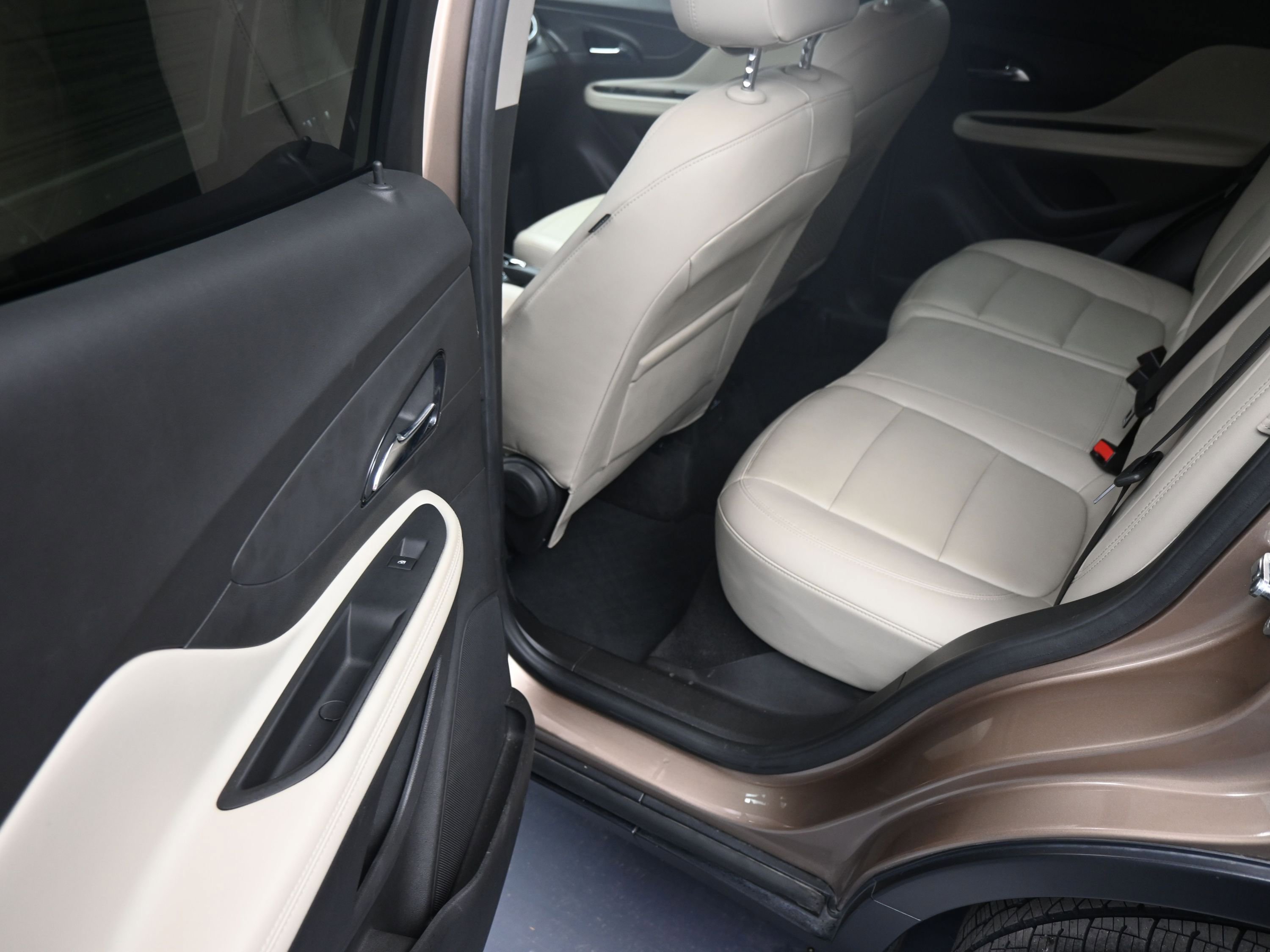 Used 2019 Buick Encore Essence w/ Experience Buick Package image 17