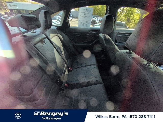 Used 2024 Volkswagen Jetta GLI Autobahn FWD image 9