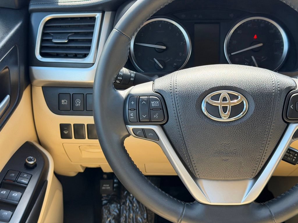 Used 2018 Toyota Highlander XLE AWD/4WD image 32