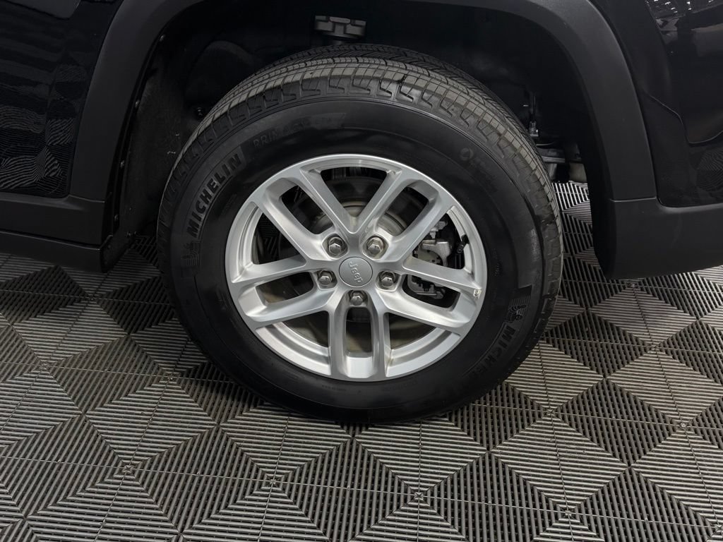 Certified 2025 Jeep Grand Cherokee Laredo X RWD image 11