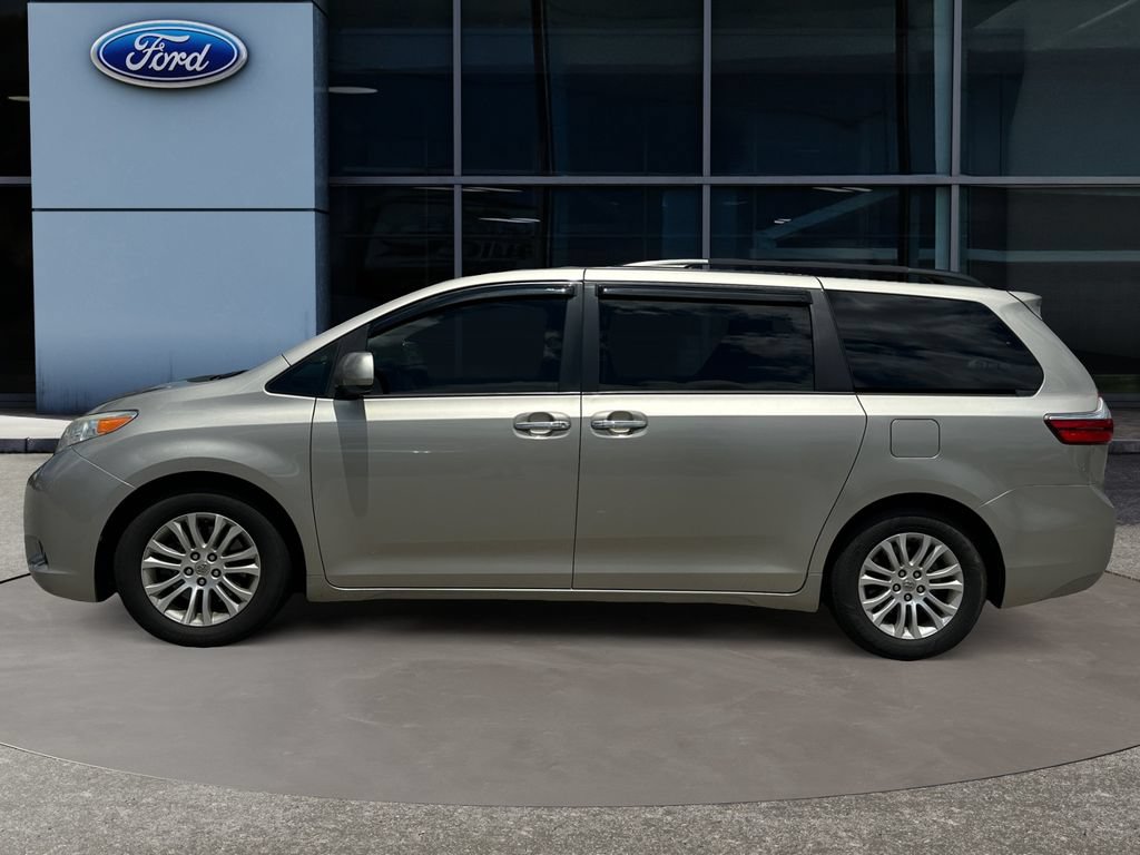Used 2015 Toyota Sienna XLE FWD image 8