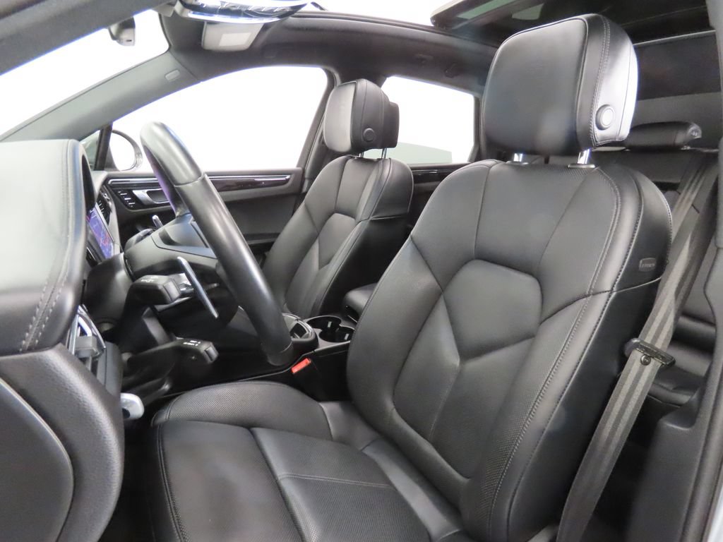 Certified 2024 Porsche Macan Turbo AWD/4WD image 5