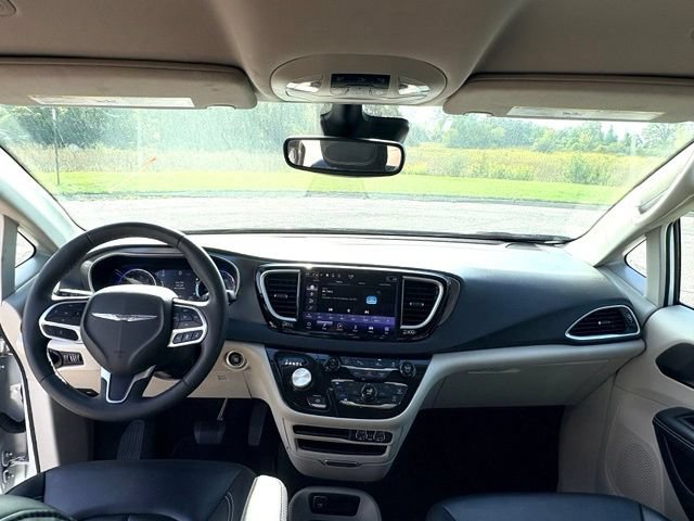 Used 2023 Chrysler Pacifica Touring-L FWD image 12