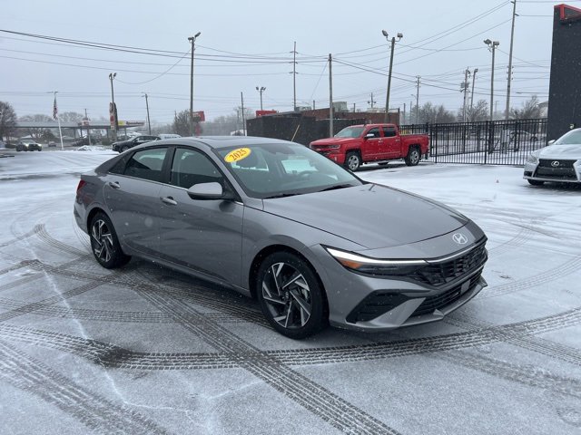 Used 2025 Hyundai Elantra SEL image 1