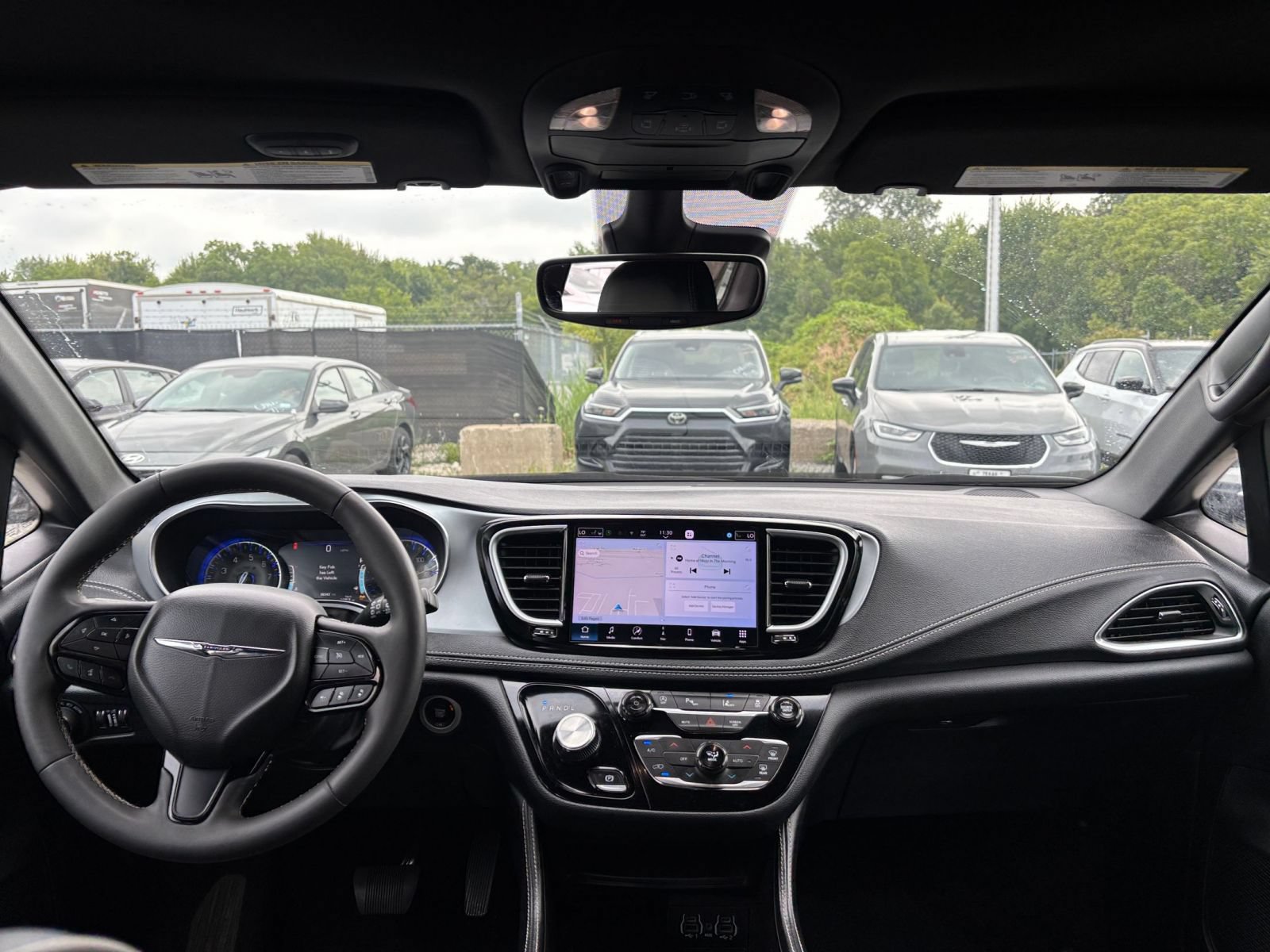Used 2025 Chrysler Pacifica Limited FWD image 37