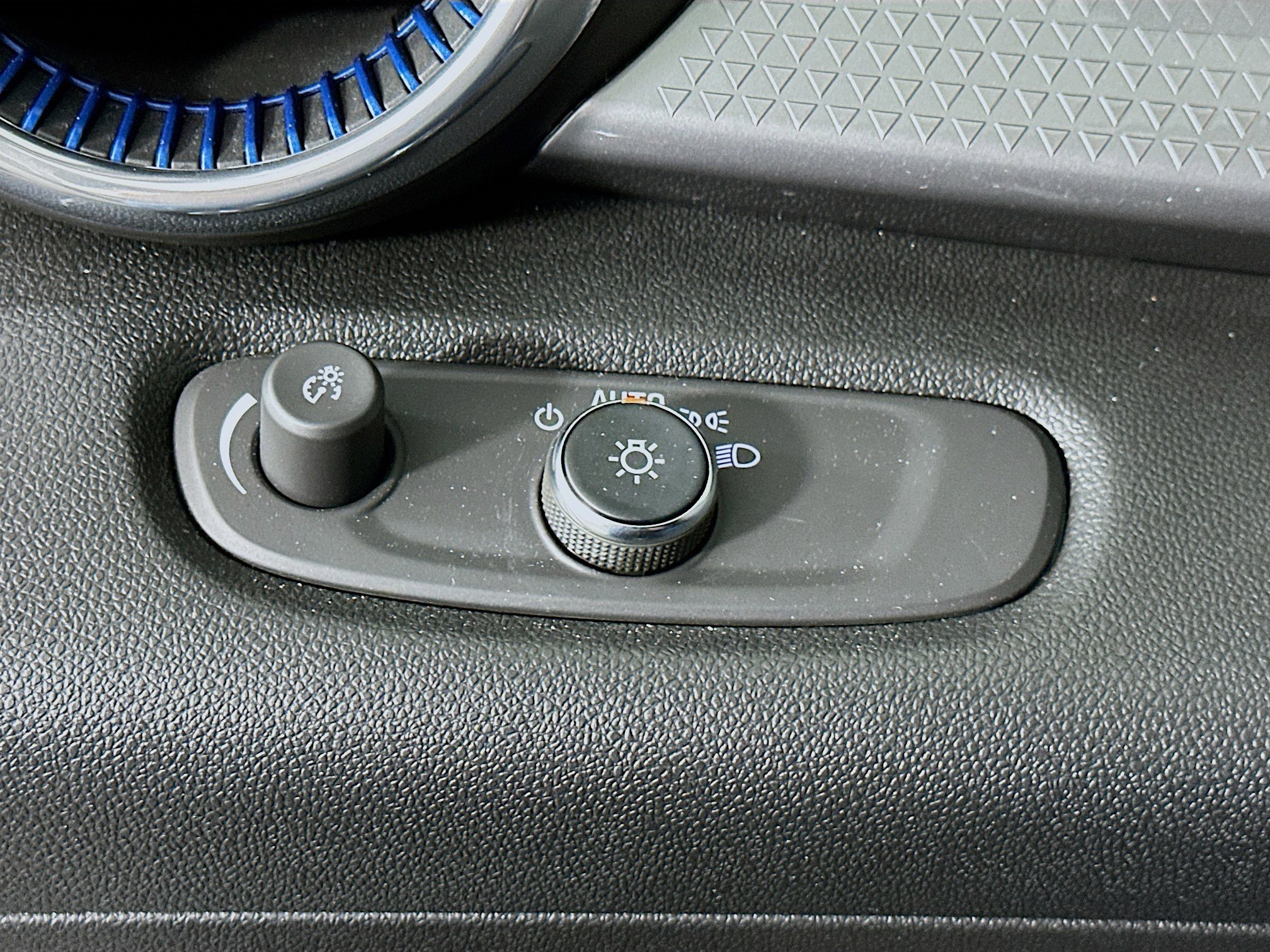 Used 2025 Chevrolet Trax LT w/ LT Convenience Package image 16