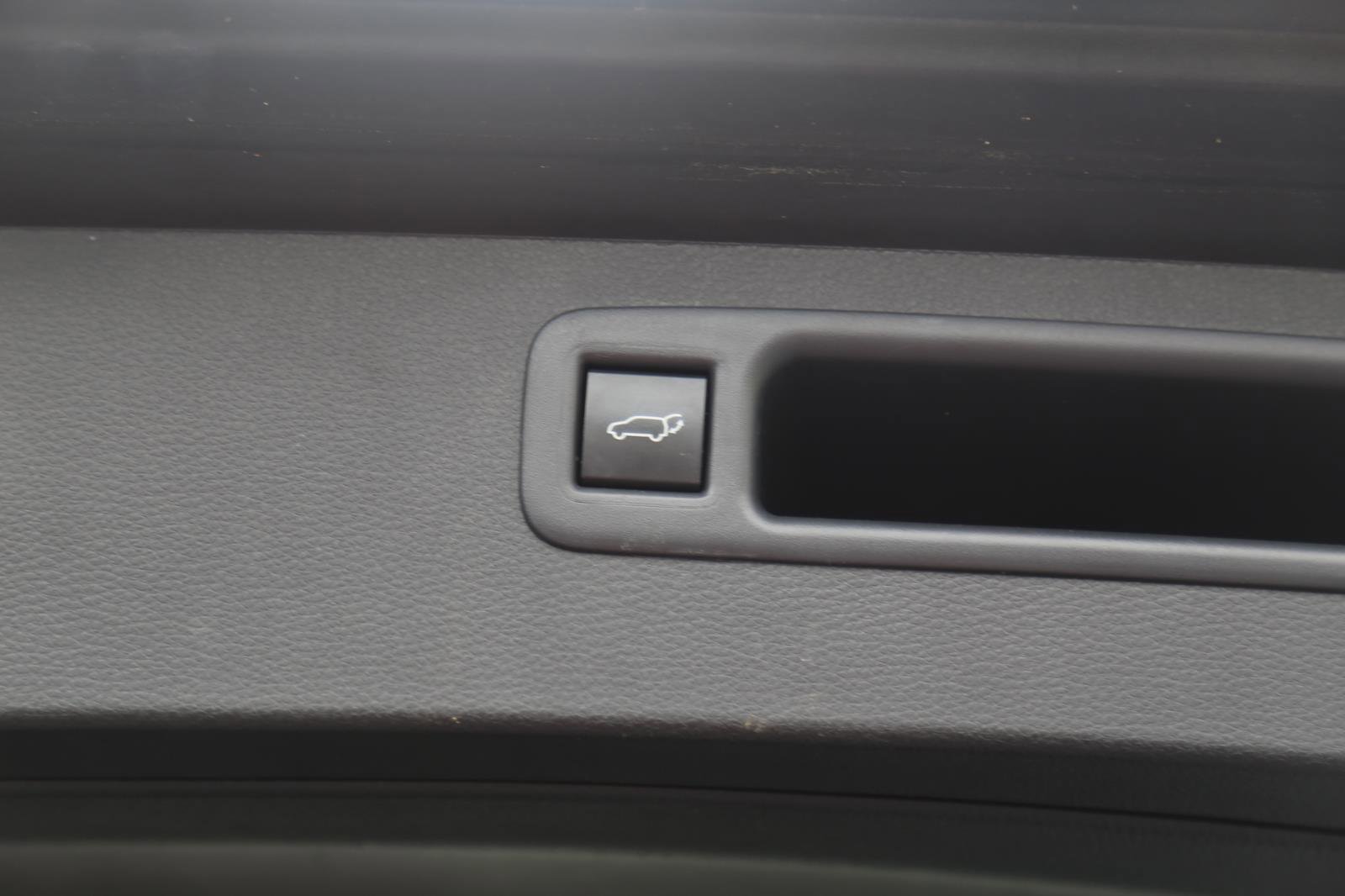 Used 2024 Toyota Highlander LE FWD image 25