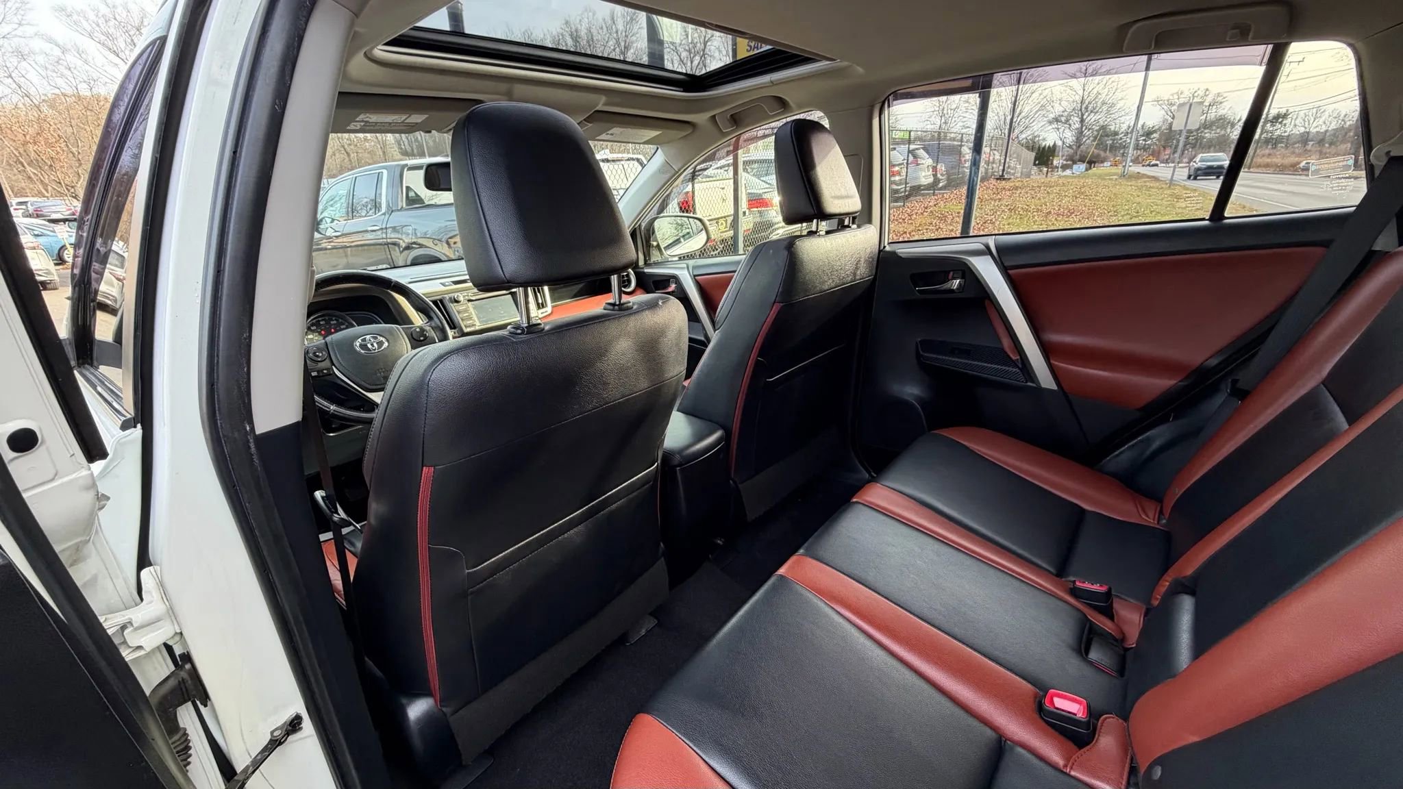 Used 2015 Toyota RAV4 Limited image 19