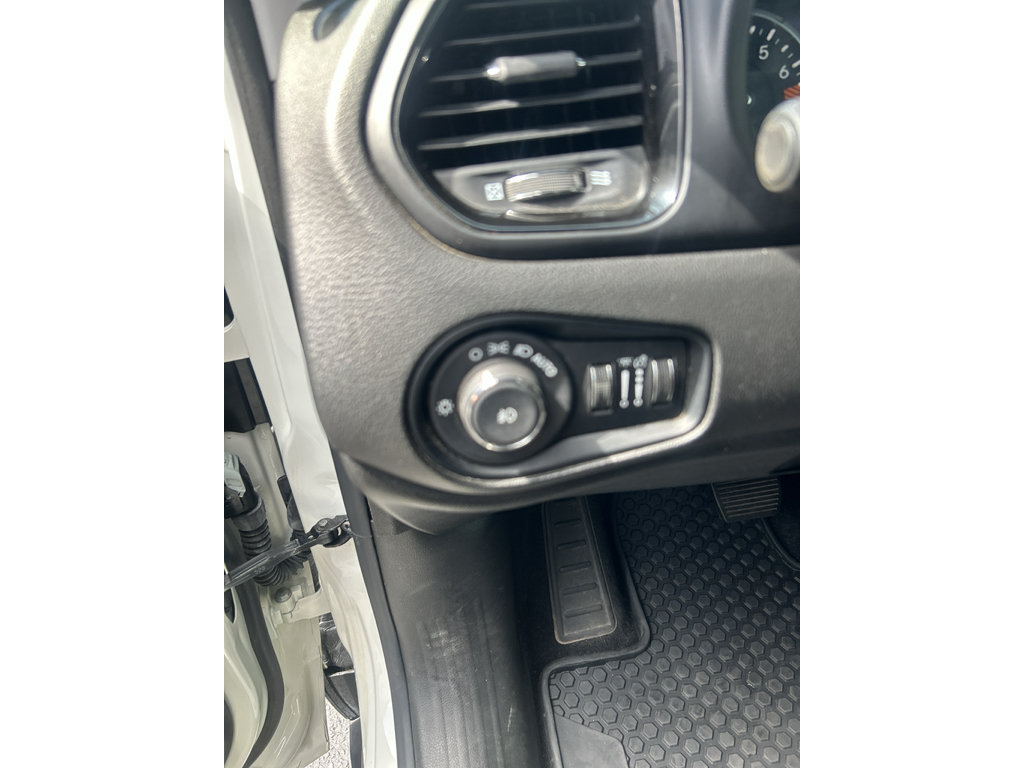 Used 2023 Jeep Renegade Altitude w/ Convenience Group I AWD/4WD image 16