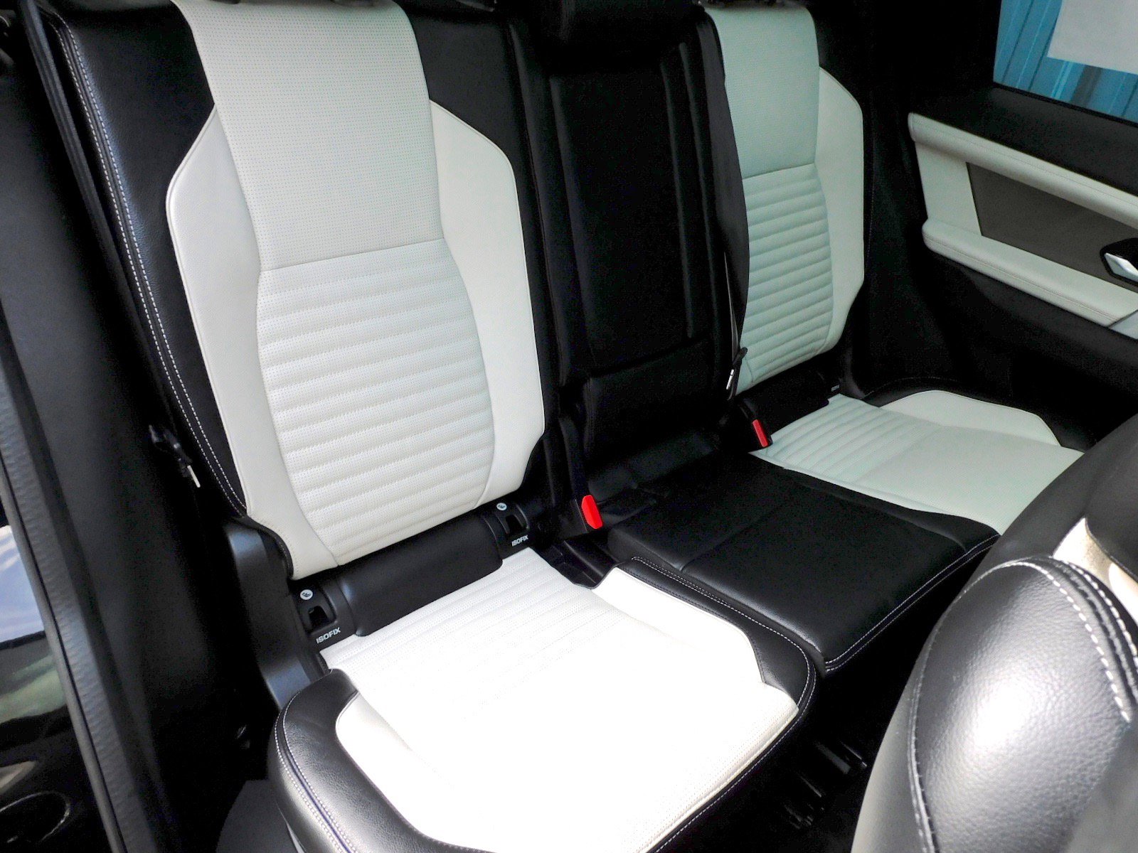 Used 2020 Land Rover Discovery Sport SE R-Dynamic image 17