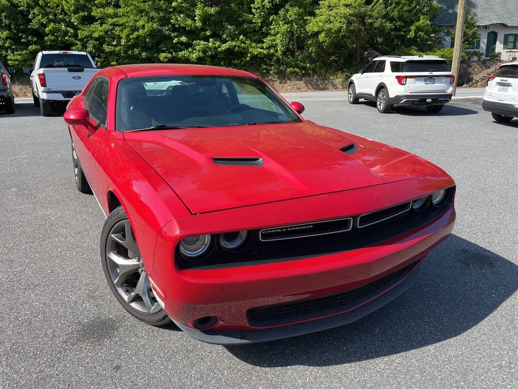 Used 2017 Dodge Challenger SXT RWD image 2