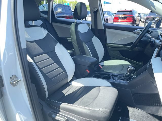 Used 2025 Volkswagen Taos SEL AWD/4WD image 28