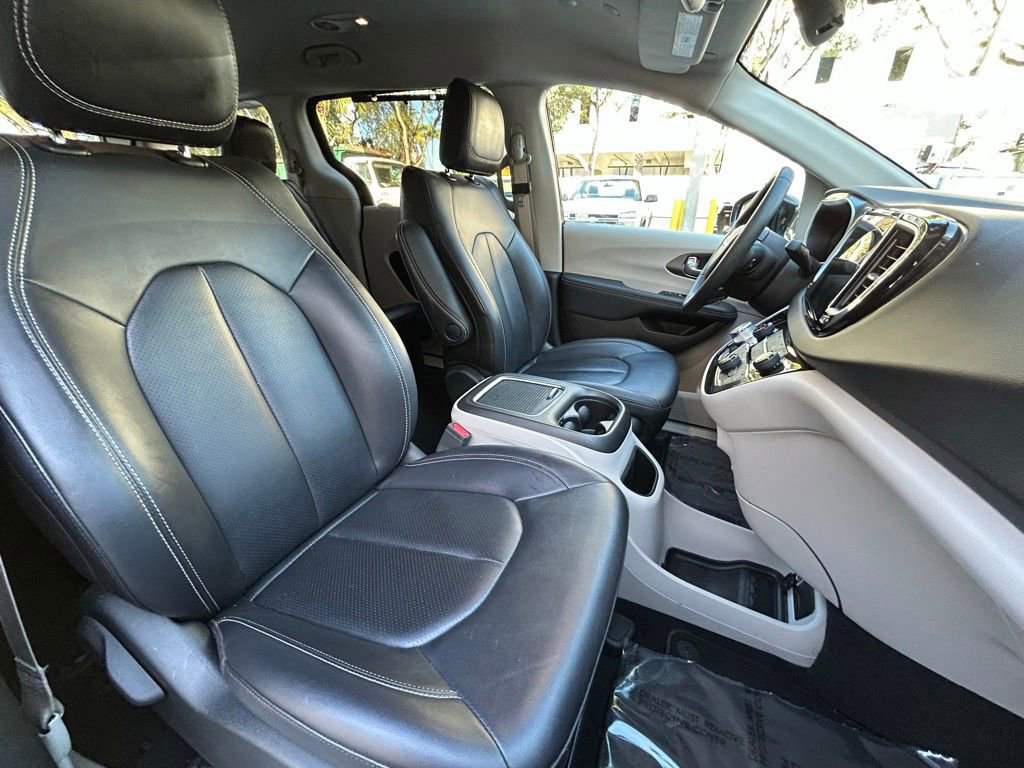 Certified 2024 Chrysler Pacifica Touring-L image 31