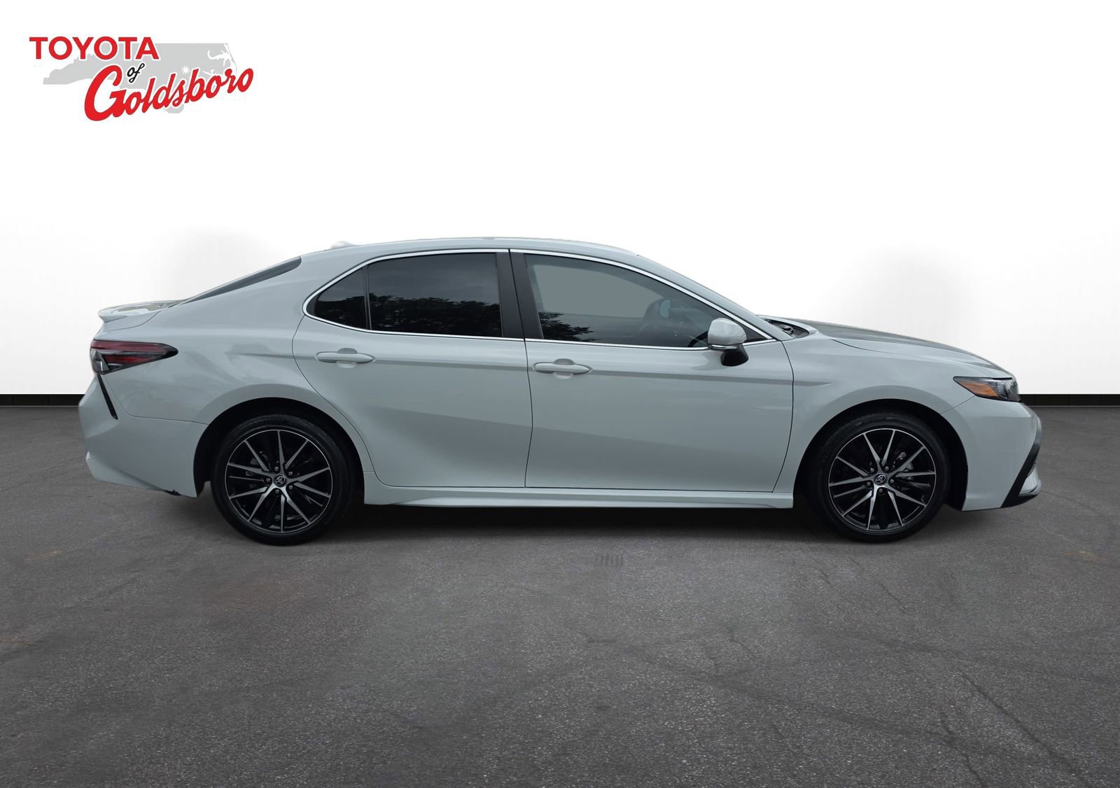 Used 2024 Toyota Camry SE w/ Convenience Package FWD image 4