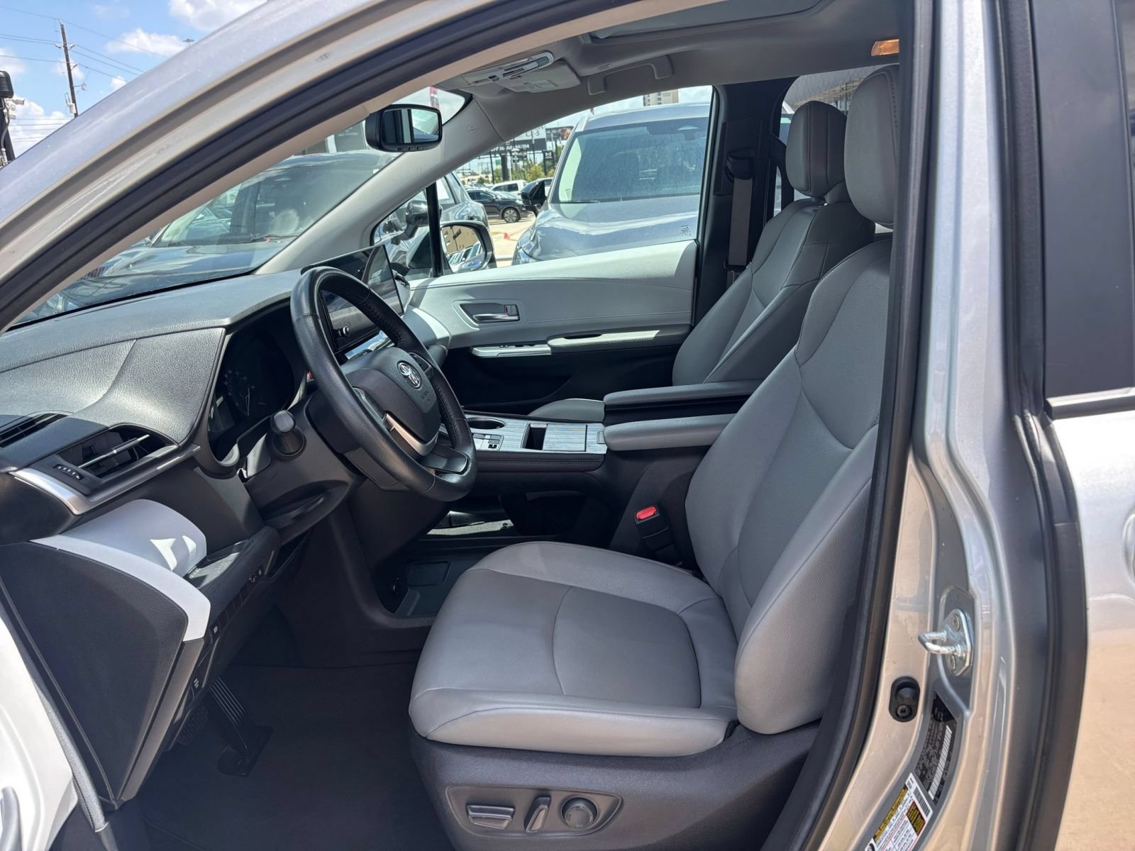 Used 2025 Toyota Sienna XLE FWD image 27