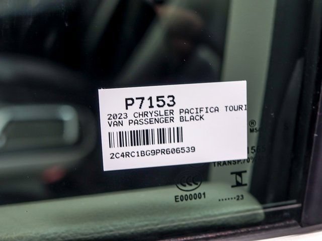 Used 2023 Chrysler Pacifica Touring-L FWD image 31