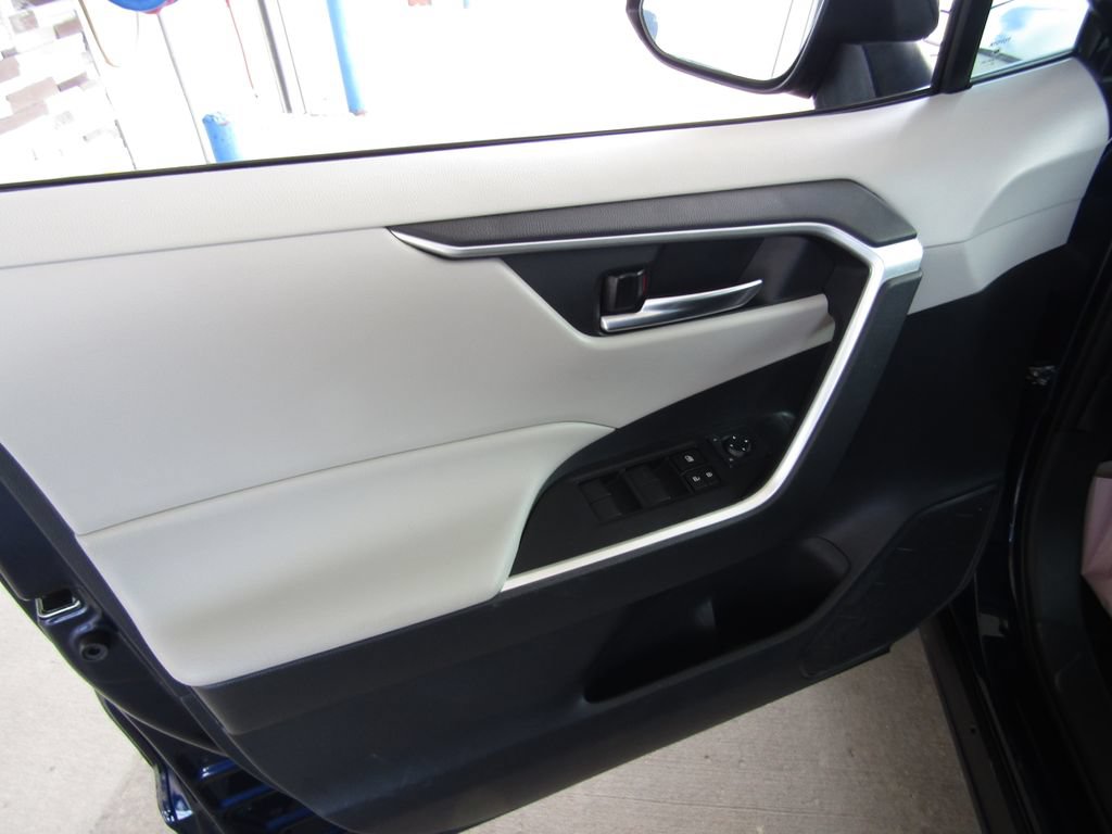 Used 2021 Toyota RAV4 XLE w/ Convenience Package AWD/4WD image 18