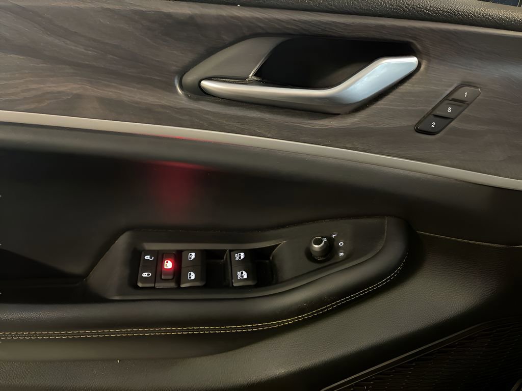 Used 2023 Jeep Grand Cherokee Limited image 13