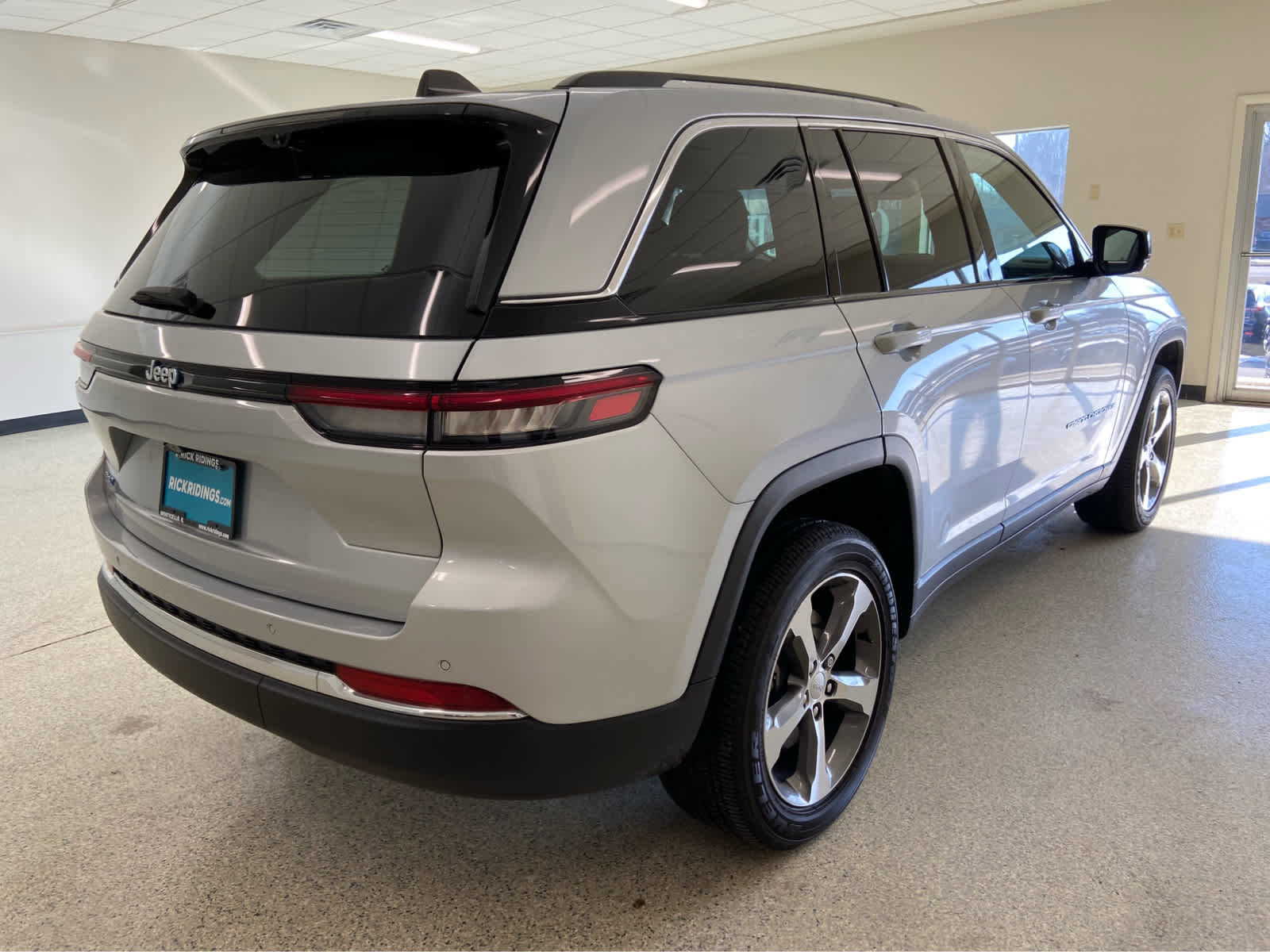 Used 2022 Jeep Grand Cherokee Limited 4xe w/ Rear Seat Video Group 1 image 6