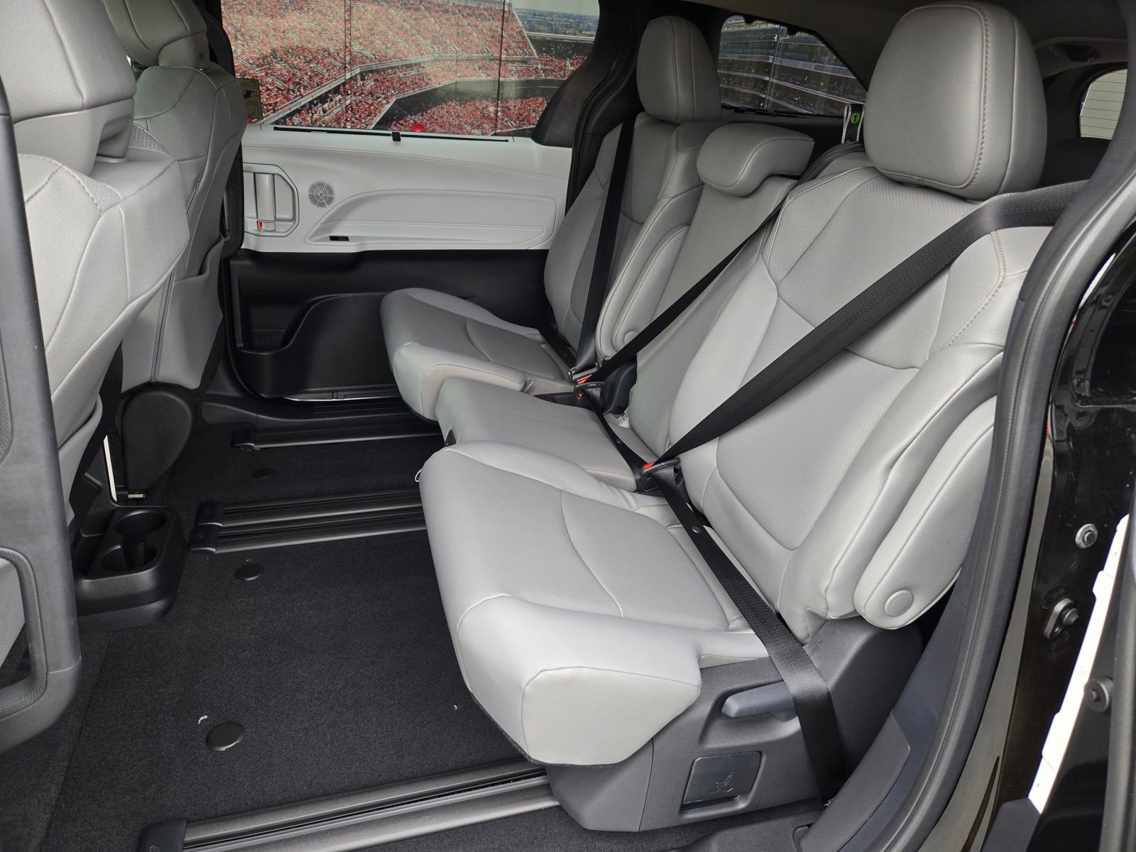 Used 2026 Toyota Sienna XLE image 9