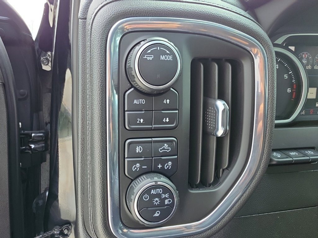 Used 2022 Chevrolet Silverado 1500 High Country w/ Technology Package AWD/4WD image 32