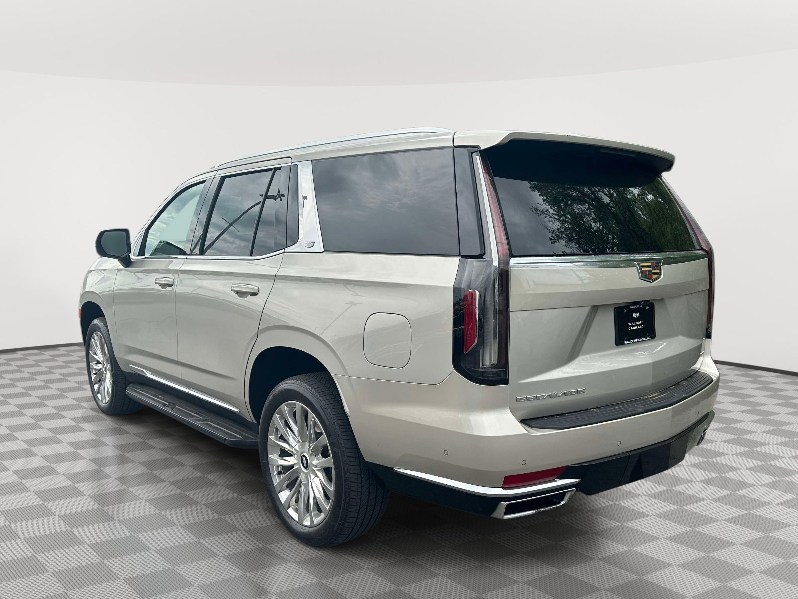 Used 2024 Cadillac Escalade Premium Luxury AWD/4WD image 4