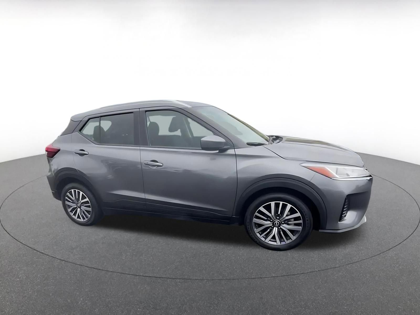 Used 2024 Nissan Kicks SV image 2