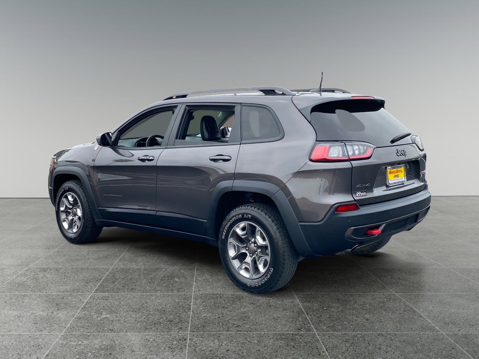 Used 2019 Jeep Cherokee Trailhawk w/ Comfort/Convenience Group AWD/4WD image 3