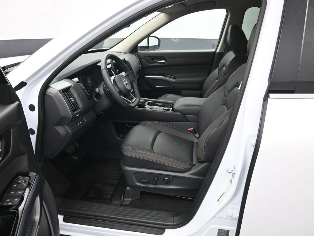 Used 2025 Nissan Pathfinder SL w/ Black Appearance Package AWD/4WD image 9