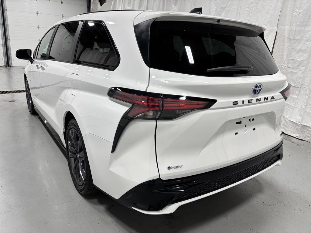 Used 2025 Toyota Sienna XSE FWD image 5