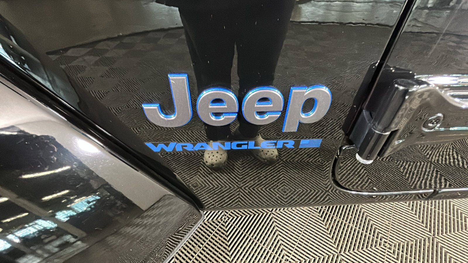 Used 2024 Jeep Wrangler Unlimited w/ Convenience Group AWD/4WD image 11
