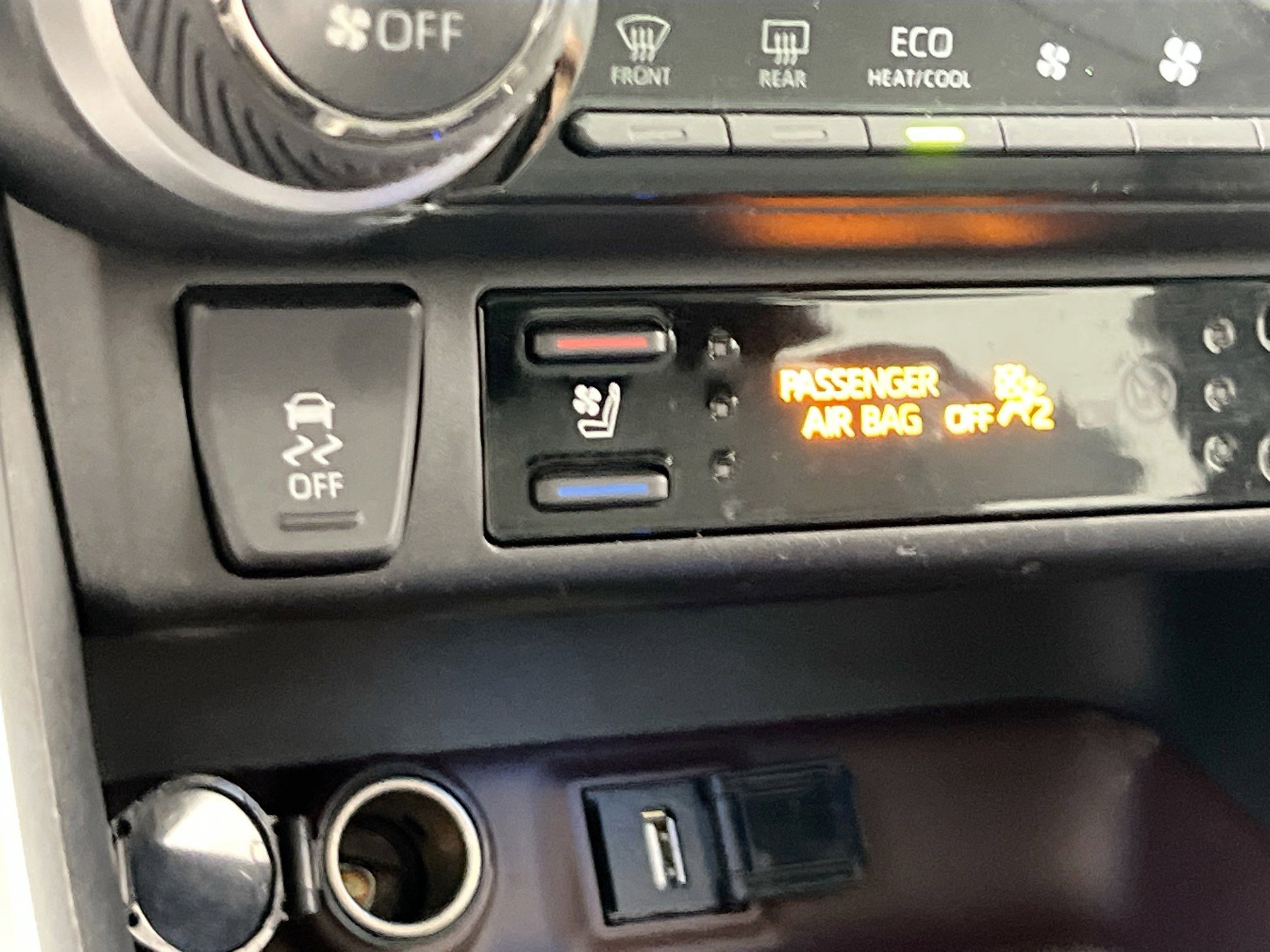 Used 2022 Toyota RAV4 Limited AWD/4WD image 19