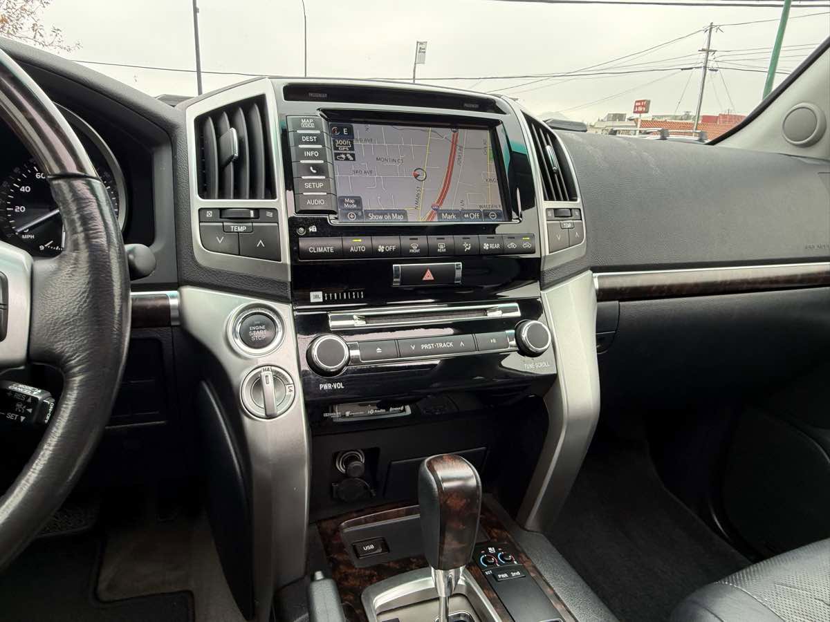 Used 2015 Toyota Land Cruiser image 23