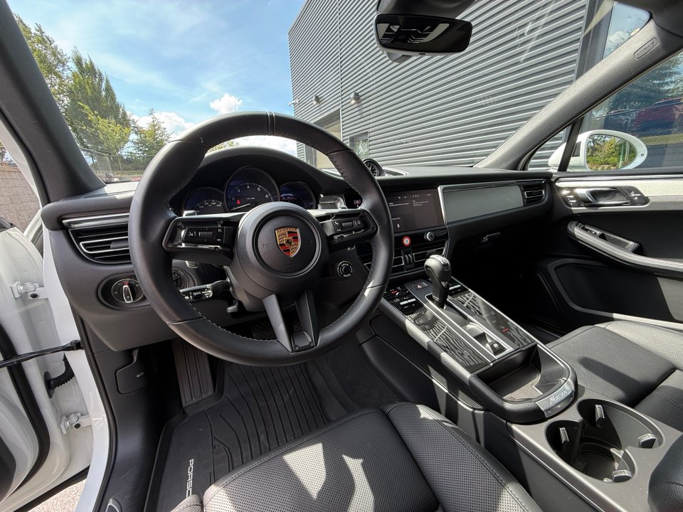 Certified 2026 Porsche Macan AWD/4WD image 15