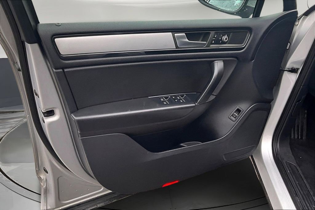 Used 2013 Volkswagen Touareg VR6 image 18
