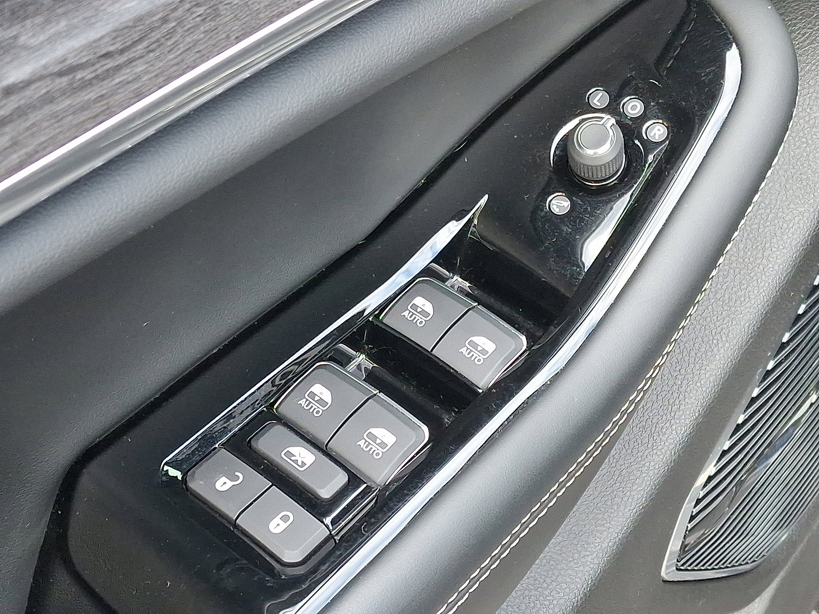 Used 2023 Jeep Grand Cherokee Overland w/ Luxury Tech Group IV image 14