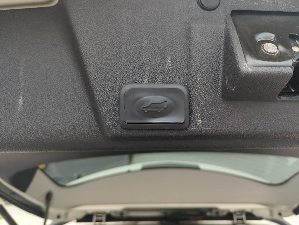 Used 2016 Chevrolet Traverse LTZ FWD image 32