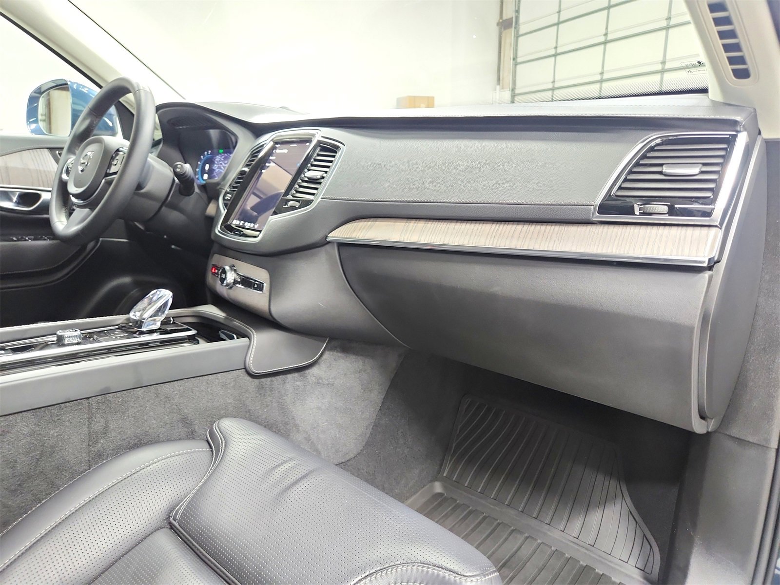 Used 2024 Volvo XC90 B6 Ultimate w/ Protection Package Premier image 42