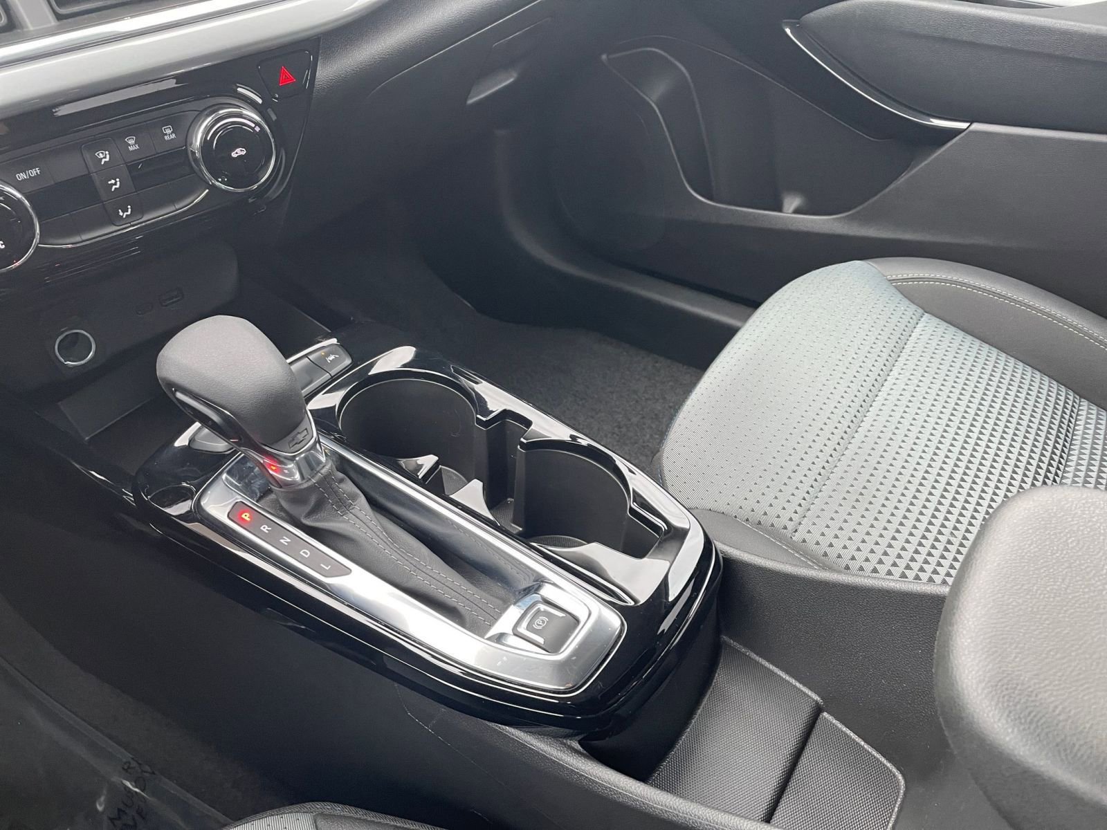 Used 2025 Chevrolet Trax LT image 40