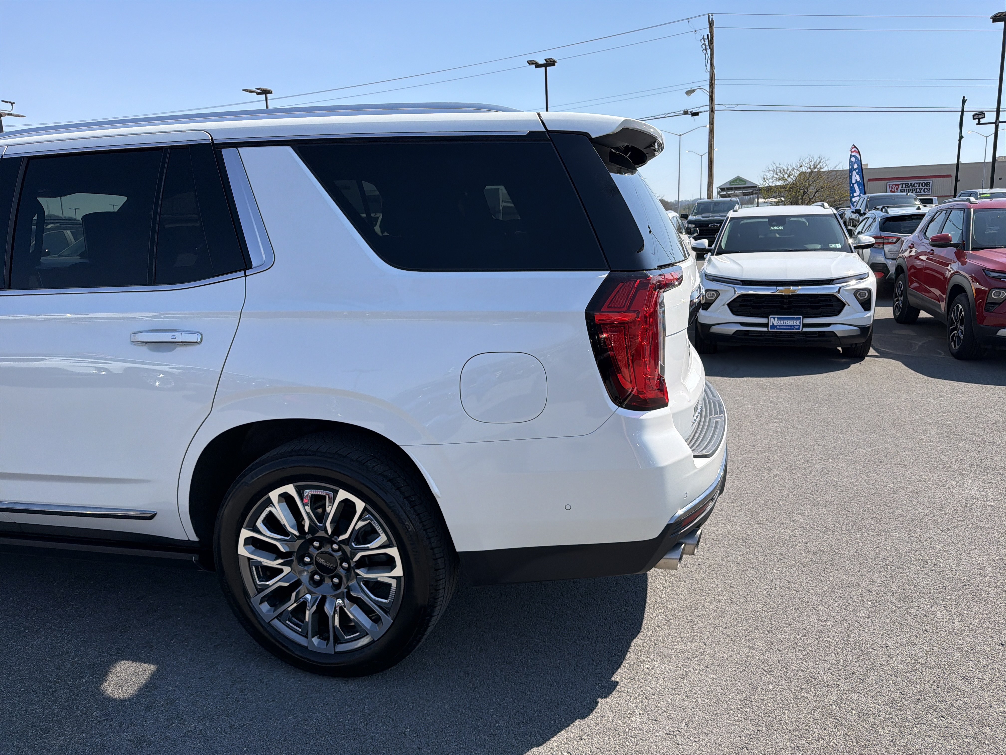 Used 2024 GMC Yukon Denali Ultimate AWD/4WD image 9
