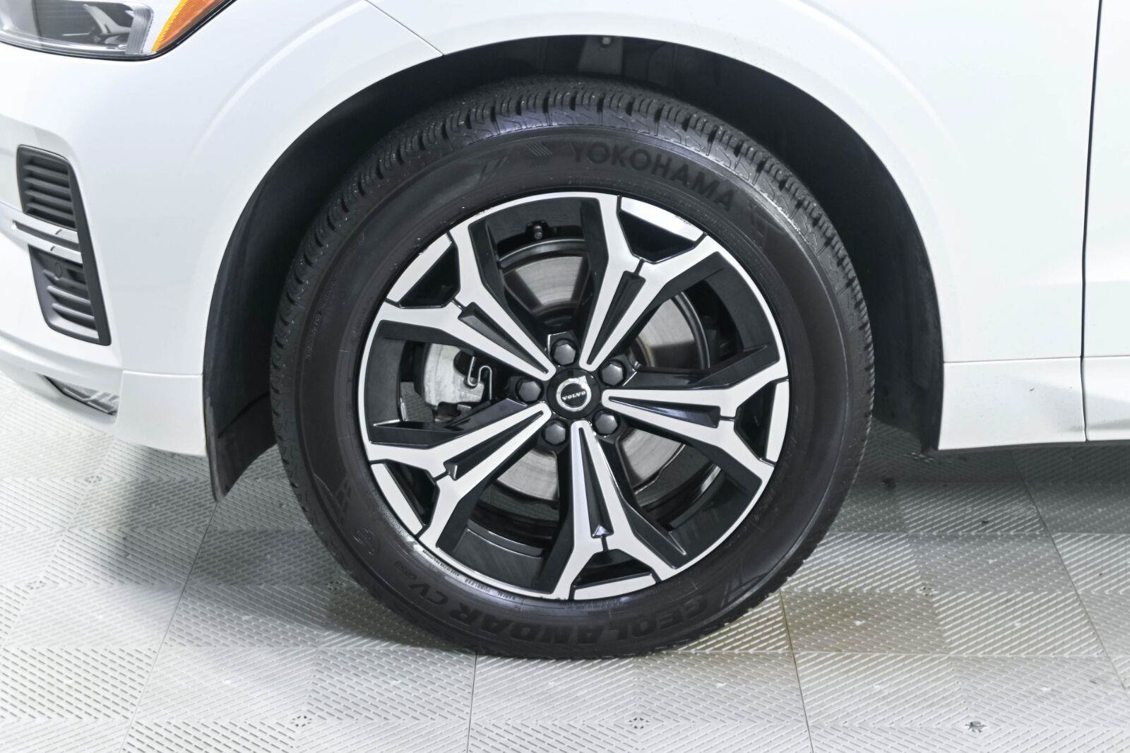 Certified 2022 Volvo XC60 B5 Momentum w/ Protection Package AWD/4WD image 35