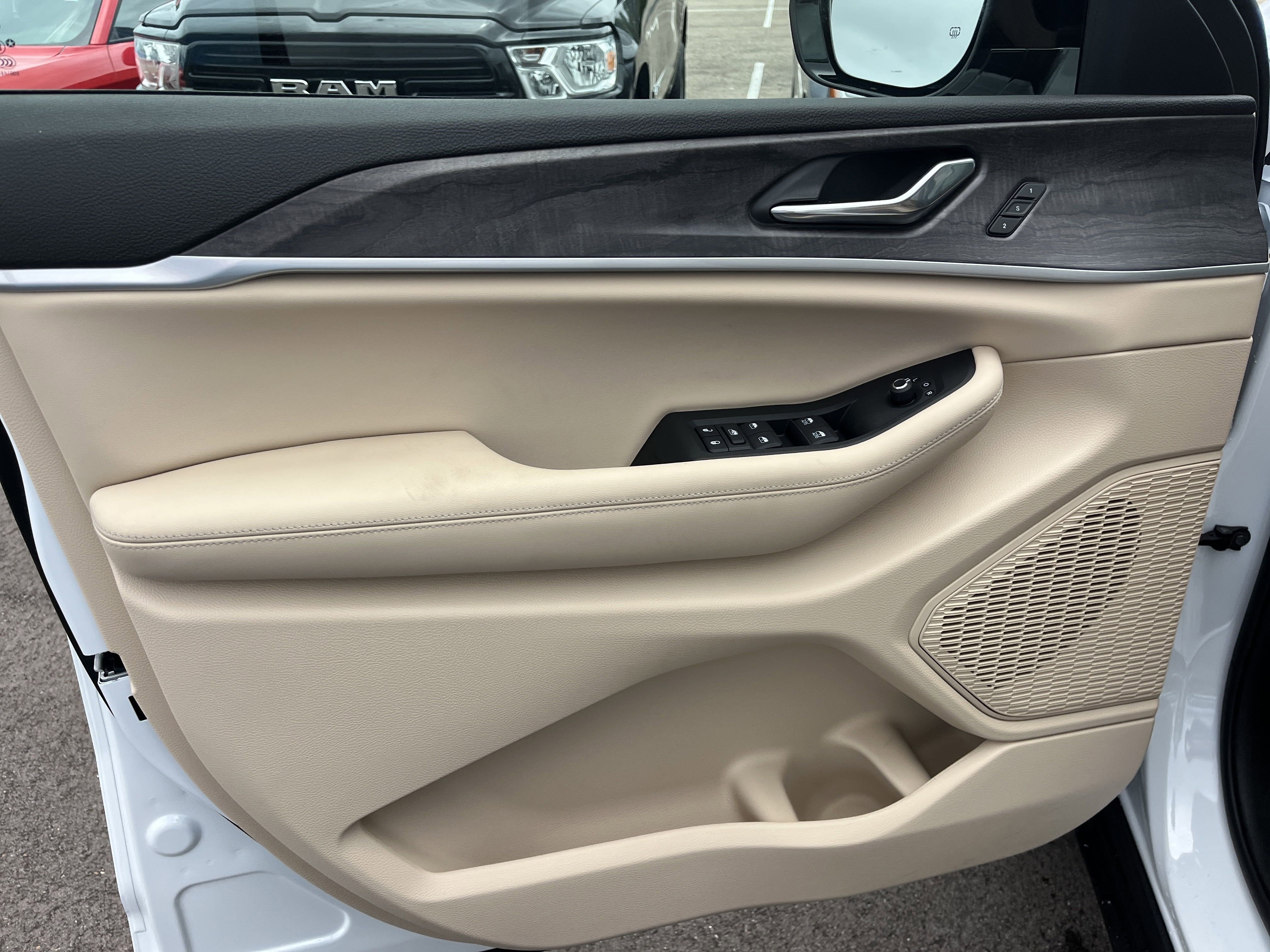 New 2025 Jeep Grand Cherokee L Limited w/ Black Appearance Package image 5