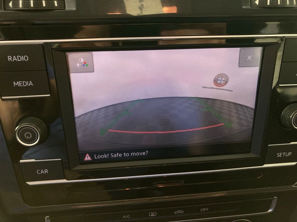 Used 2018 Volkswagen Golf S image 4