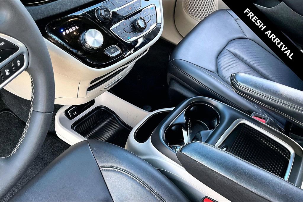 Used 2024 Chrysler Pacifica Touring-L image 17