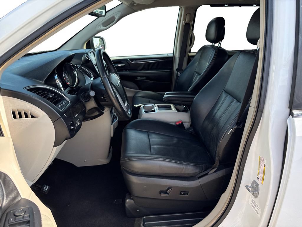 Used 2014 Chrysler Town & Country Touring-L FWD image 14
