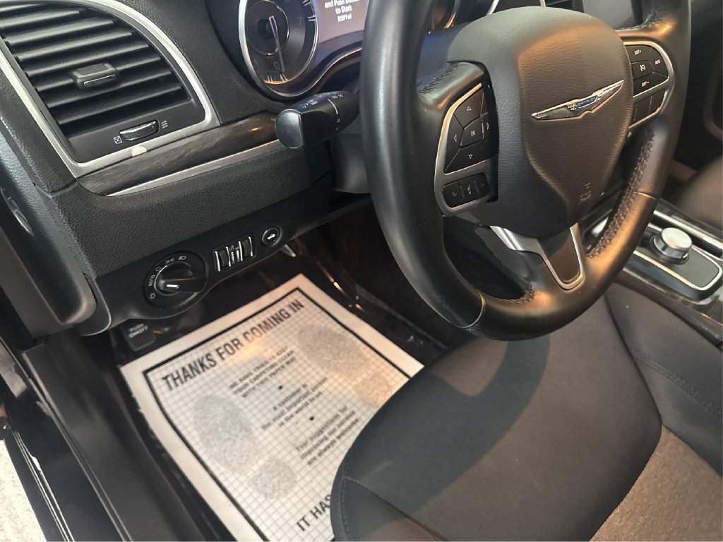 Used 2018 Chrysler 300 Touring RWD image 28